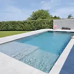 펜션 Stunning Home In Sernhac Sernhac