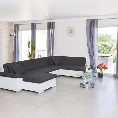 Holiday home Stunning In With Swimming Pool Sernhac
